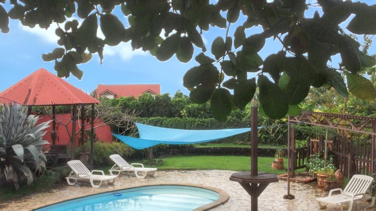 Trois-Rivieres House | Homerez - Bungalow Trois-Rivières, Pool