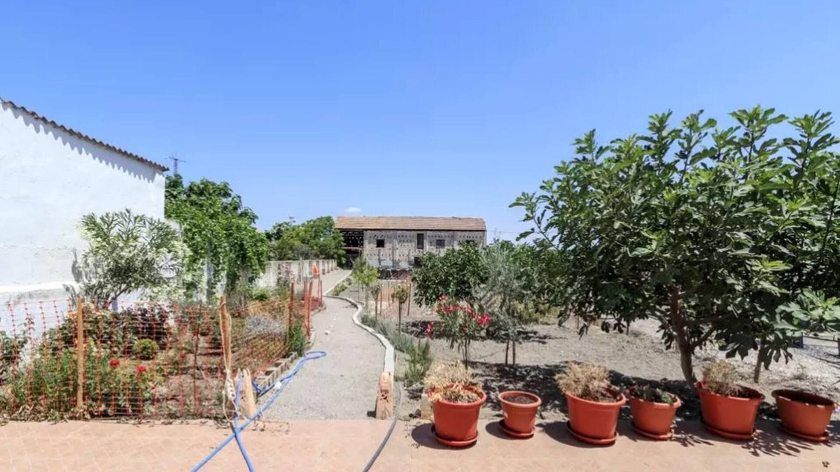 Fuente Vaqueros Apartment | Homerez - Charming Apartment in Fuente Vaqueros 100 m²