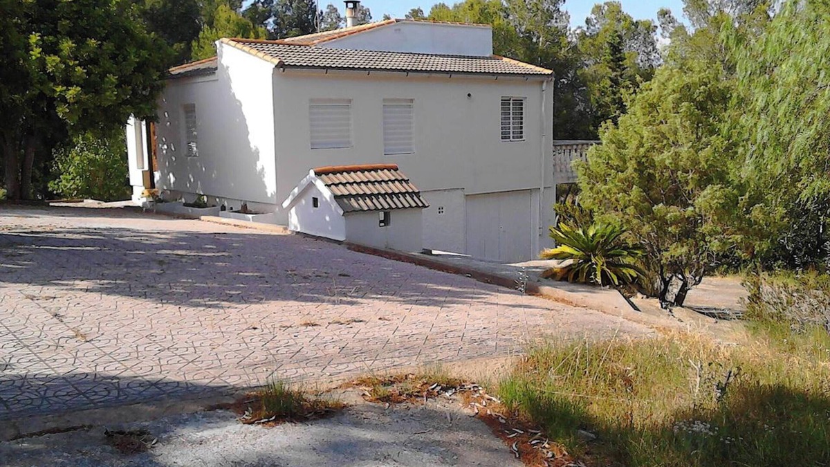 Turis Ski Chalet | Homerez - Charming Chalet in Valencia with Year-Round Pool