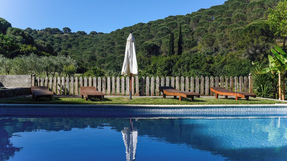 Sao Joao Batista House | Homerez - Charming House in Porto de Mós with Shared Pool
