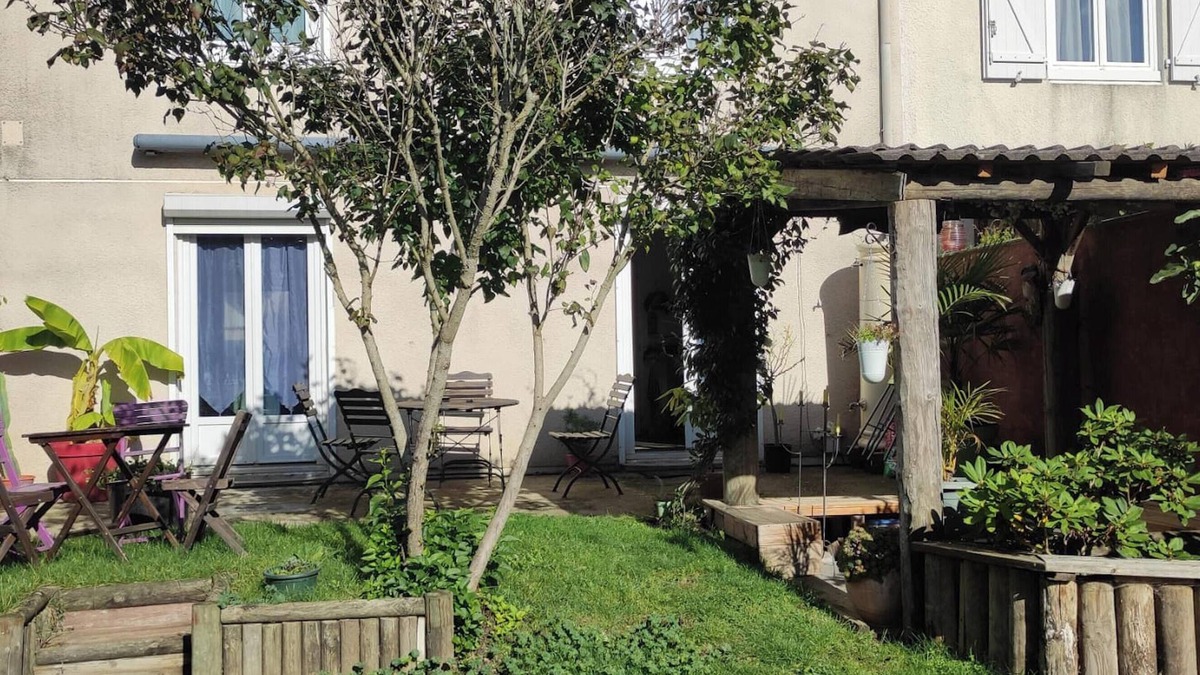 Fitz-James House | Homerez - Charming House in Fitz-James with Private Garden
