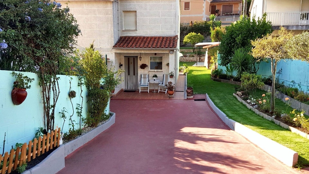 Eiras House | Homerez - Charming house in O Rosal with garden and spa