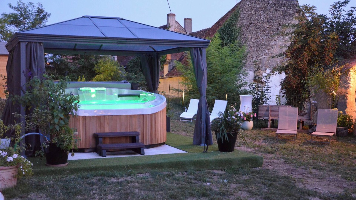Le Blanc House | Homerez - Charming house in Le Blanc with spa and garden