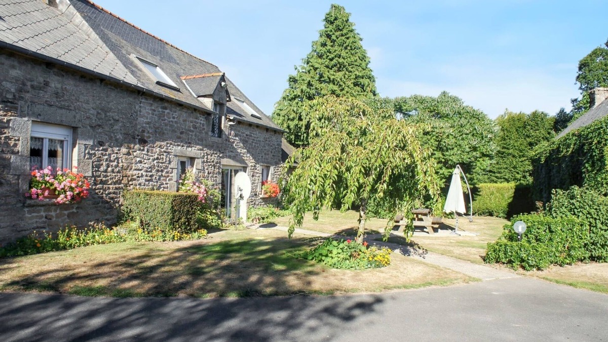 Le Mene House | Homerez - Charming House in Le Mené, piano and garden