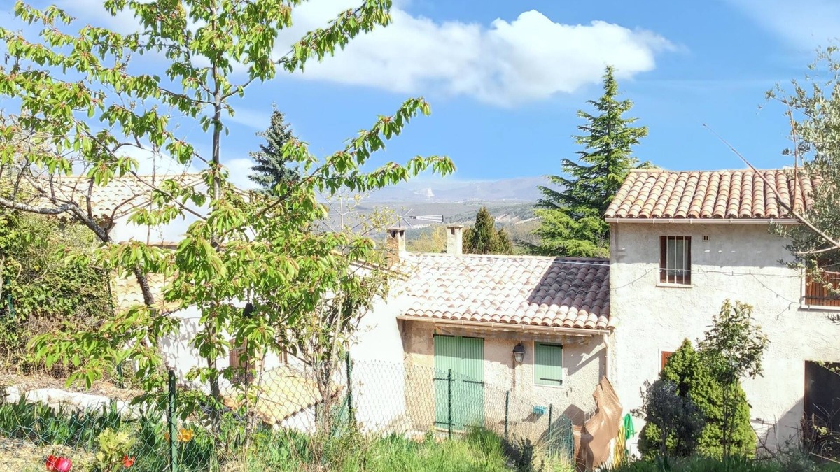 Vacheres House | Homerez - Charming House in Vachères with Garden and Mountain View