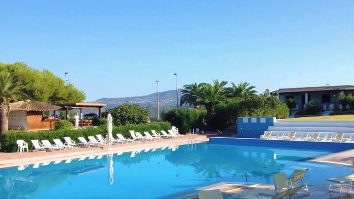 Vulcano Porto House | Homerez - Charming House in Lentia with Shared Pool