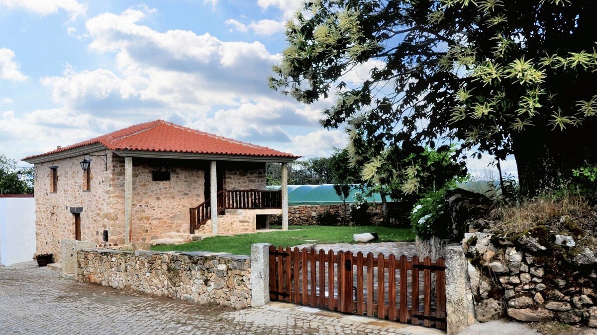 Salsas House | Homerez - Charming House in Parada + Fireplace, Garden
