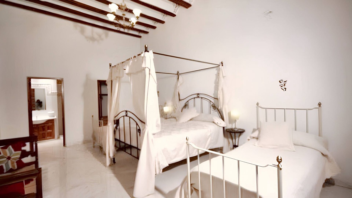 Ayora House | Homerez - Charming House in Ayora + Terrace