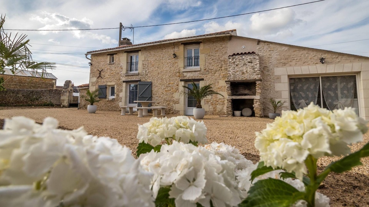 Arcay House | Homerez - Charming House in Arçay, Jacuzzi Included