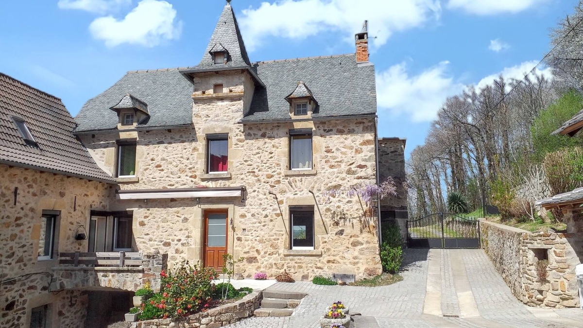 Compolibat House | Homerez - Comfortable house in Compolibat