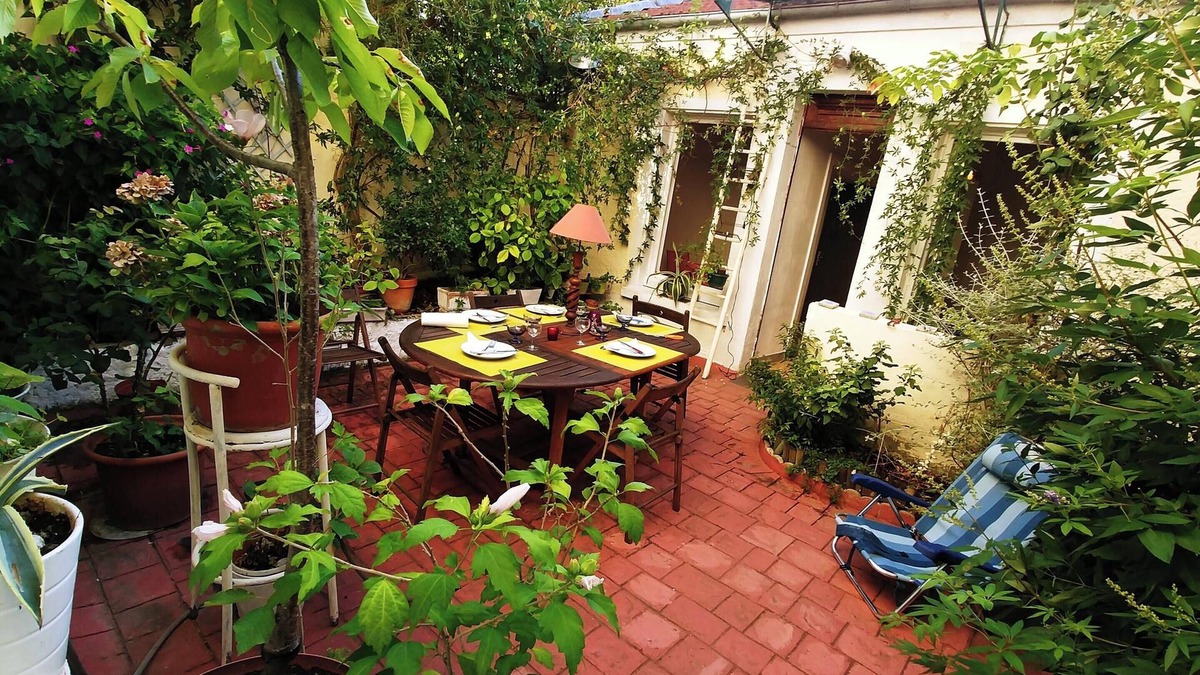 Montreuil House | Homerez - Comfortable house in Montreuil with a fenced garden