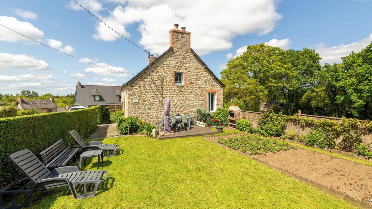 Rostrenen House | Homerez - Comfortable house in Rostrenen with garden and fireplace