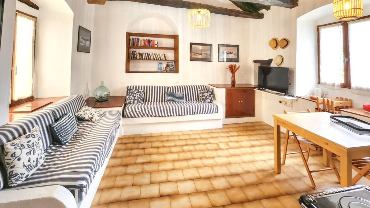 Rogliano House | Homerez - Comfortable House in Rogliano with Terrace and Garden