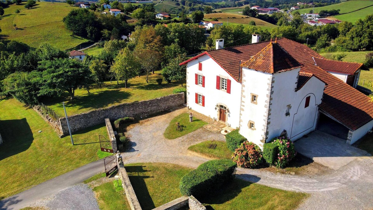 Bardos House | Homerez - Comfortable House in Bardos with Mountain View