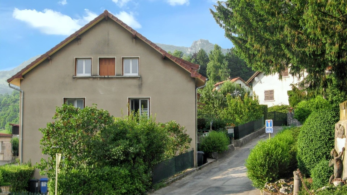 Salins-les-Bains Apartment | Homerez - Cosy apt. Salins-les-Bains