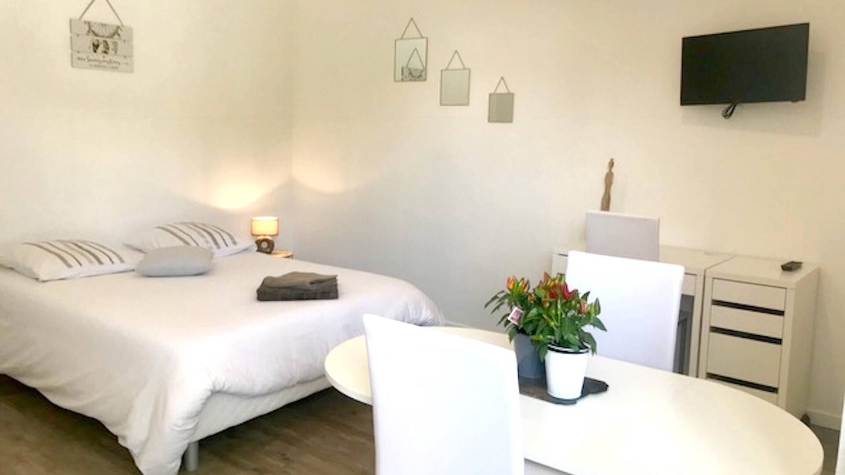 Zone d'Activite Sud-Est Apartment | Homerez - Cosy Studio in Rennes, 25 m² + Garden.