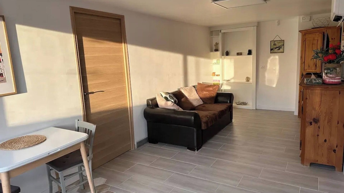 Feyzin Apartment | Homerez - Cozy Apartment in Feyzin - 47 m² with Parking