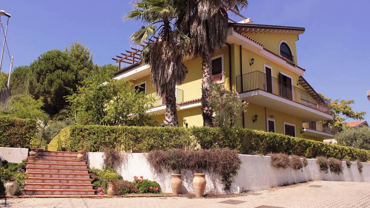 Nicolosi Apartment | Homerez - Cozy Apmt Nicolosi 52m² garden
