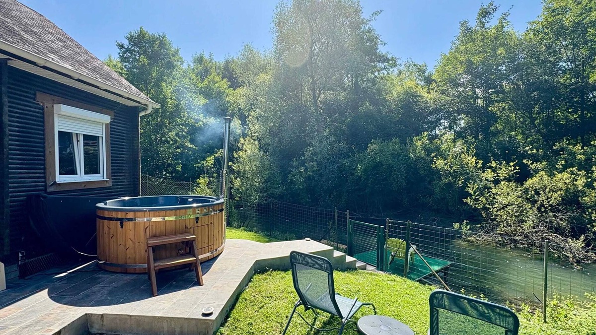 Authuille Ski Chalet | Homerez - Cozy Chalet with River View - 62 m²
