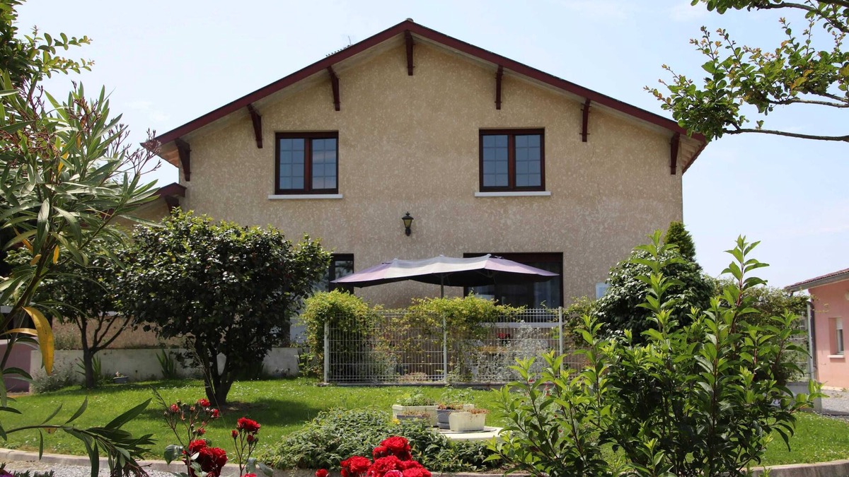 Lahosse House | Homerez - Cozy House with Garden in Lahosse