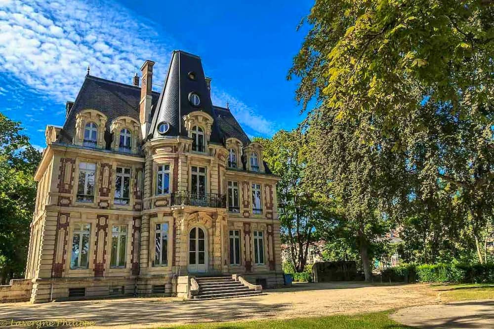 Parmain Villa | Homerez - Elegant villa with a private pool in Parmain