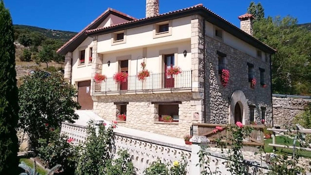 Puente-Arenas House | Homerez - House for 10 ppl. with garden and terrace at Merindad de Valdivielso