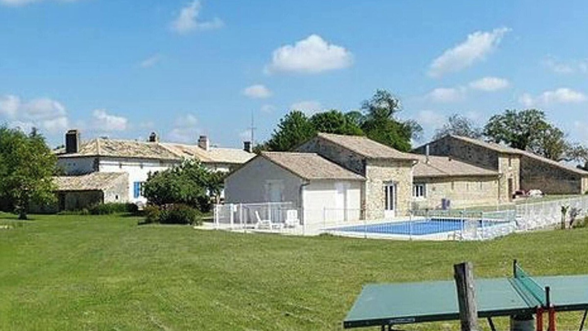 Saint-Vincent-la-Chatre House | Homerez - House in Saint-Vincent-la-Châtre