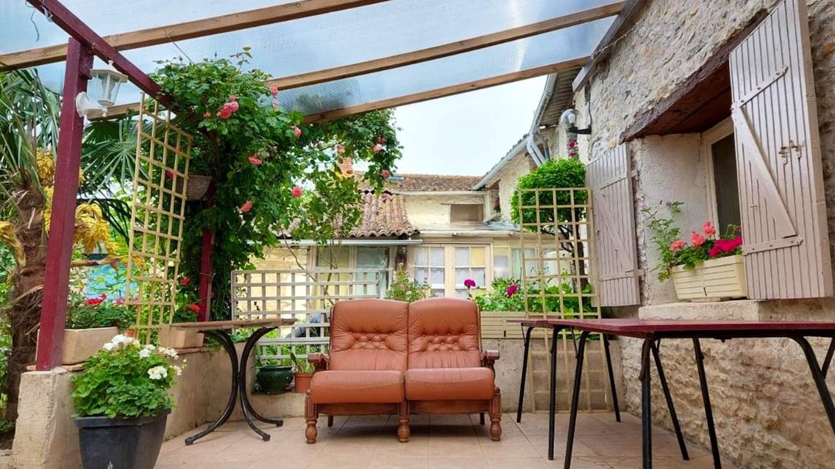 Saint-Jean-de-Sauves House | Homerez - House for 8 ppl. with garden and terrace at Saint-Jean-de-Sauves