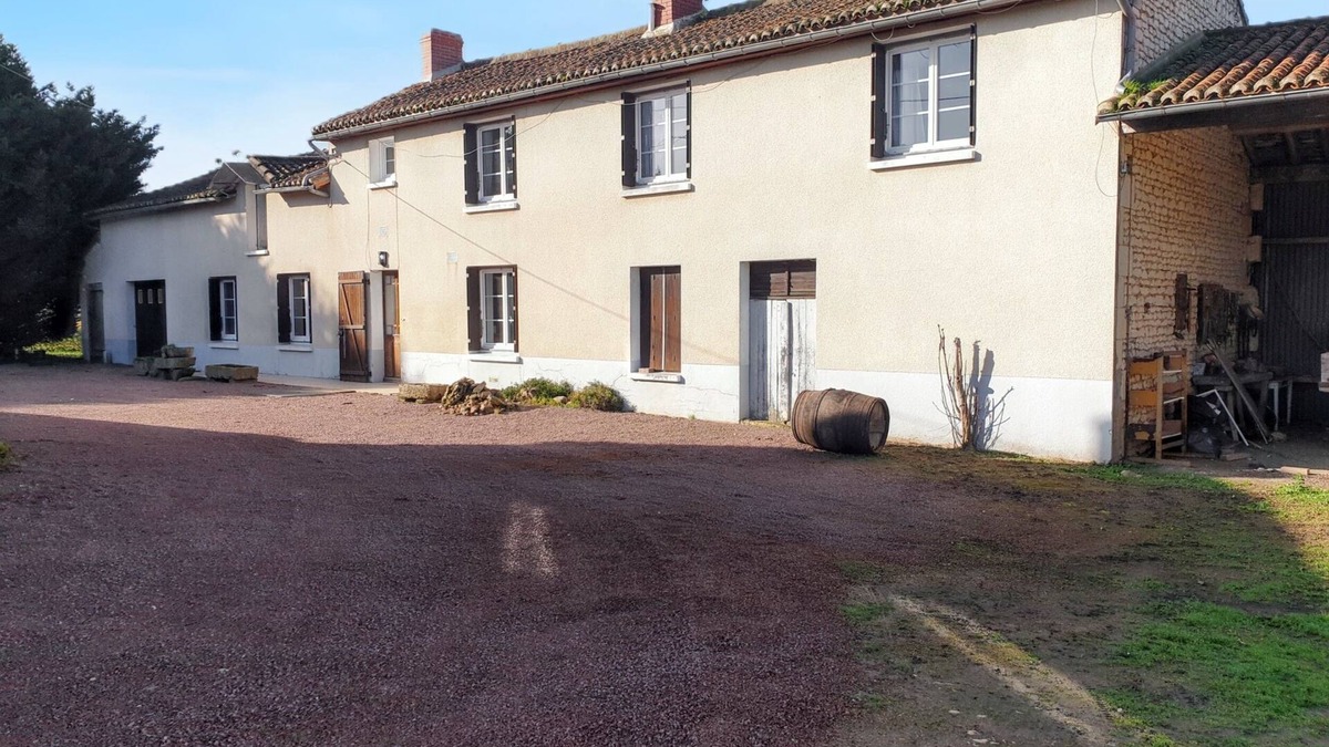 Les-Trois-Moutiers House | Homerez - House in Les Trois-Moutiers