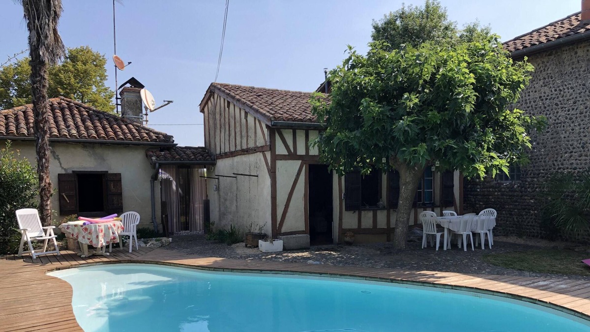 Gee-Riviere House | Homerez - House for 4 ppl. with shared pool, garden and terrace at Gée-Rivière