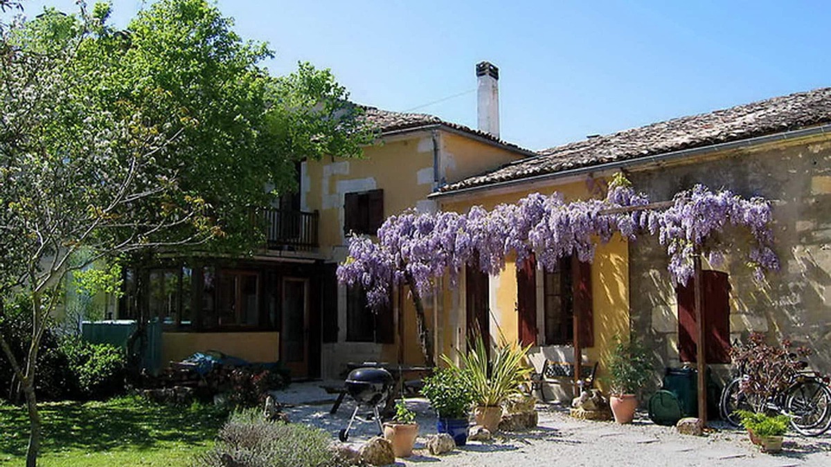 Gemozac House | Homerez - House for 8 ppl. with shared pool, terrace and balcony at Gémozac