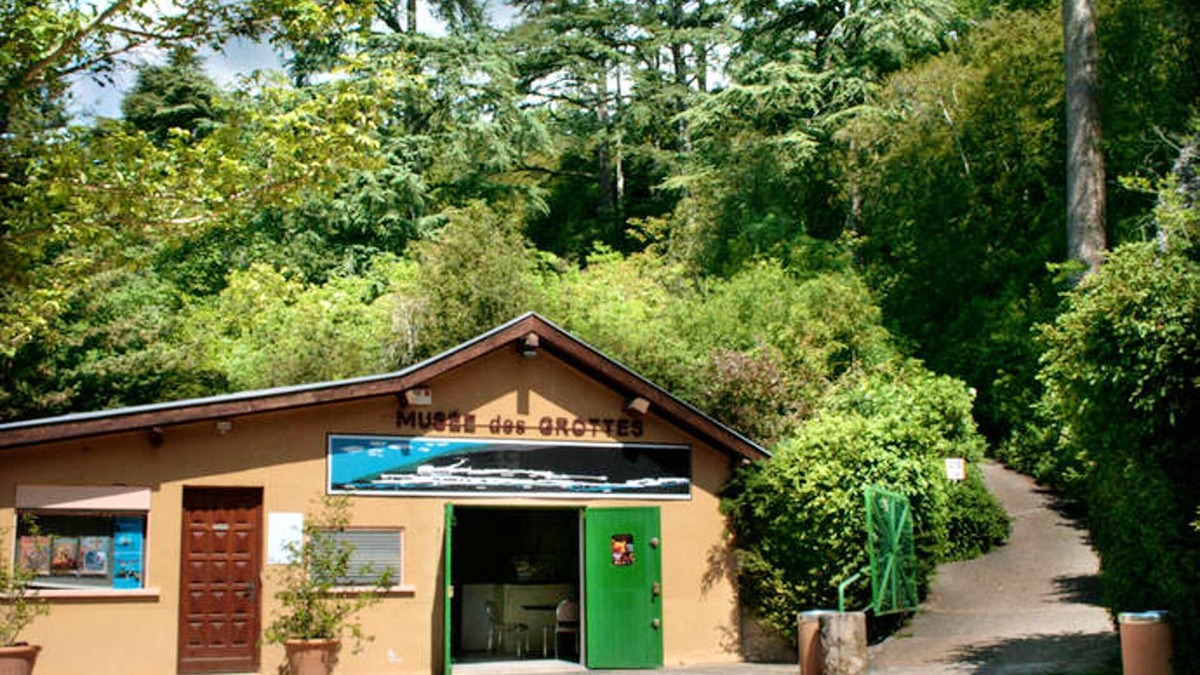 Charnay-les-Macon House | Homerez - House for 8 ppl. with garden, terrace and balcony at Charnay-lès-Mâcon