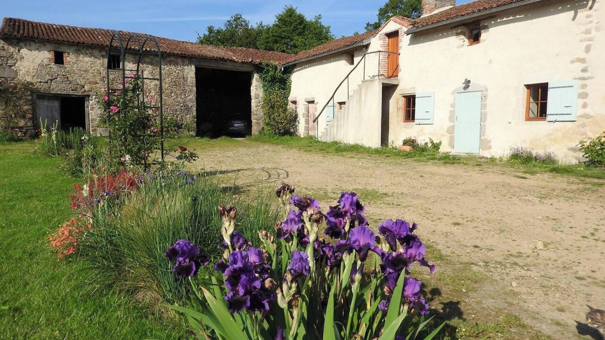 Nueil-les-Aubiers House | Homerez - House in Nueil-les-Aubiers
