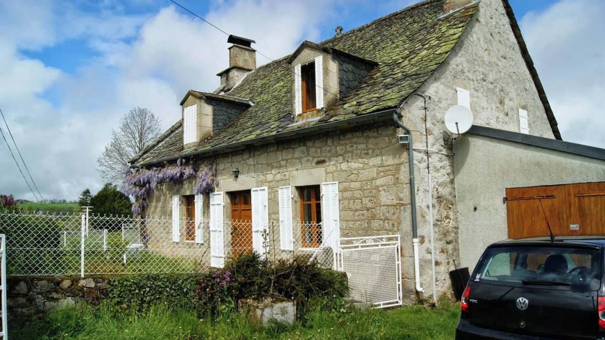 Menet House | Homerez - House in Menet, lake view