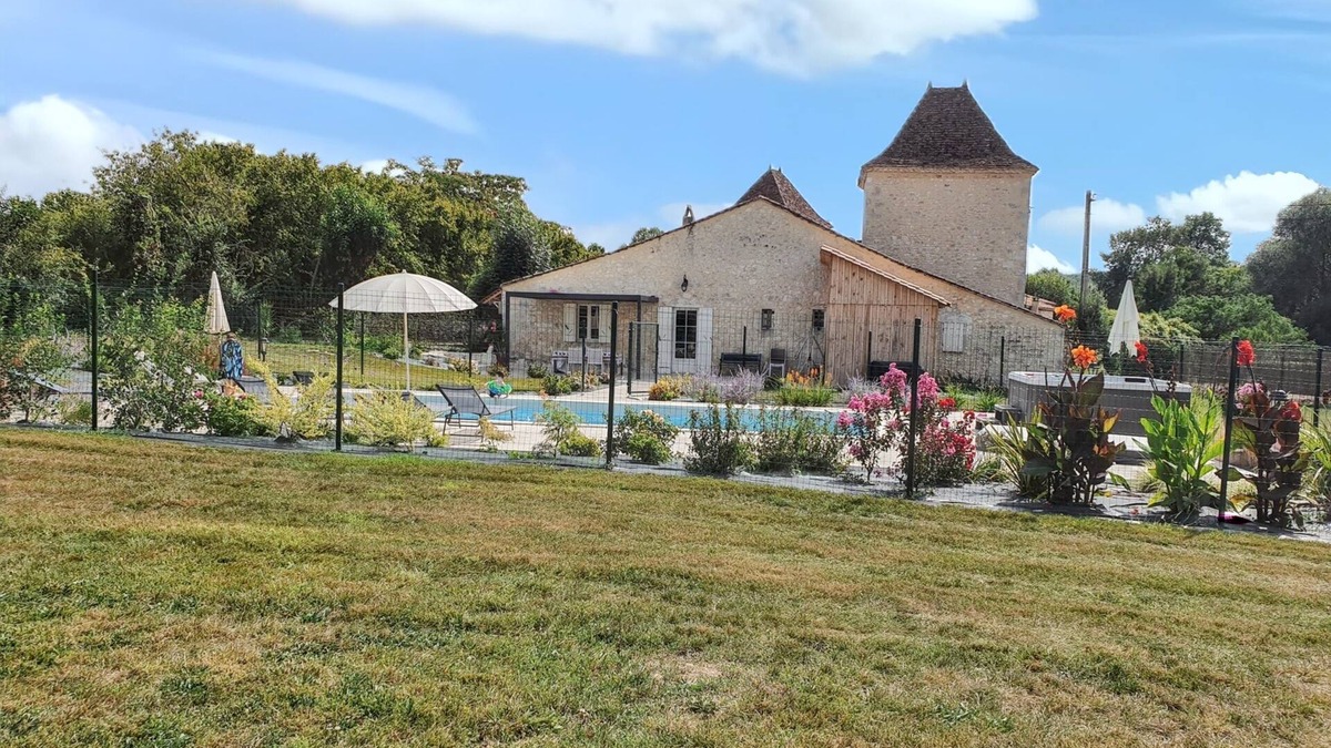Thenac House | Homerez - House in Monestier, private pool