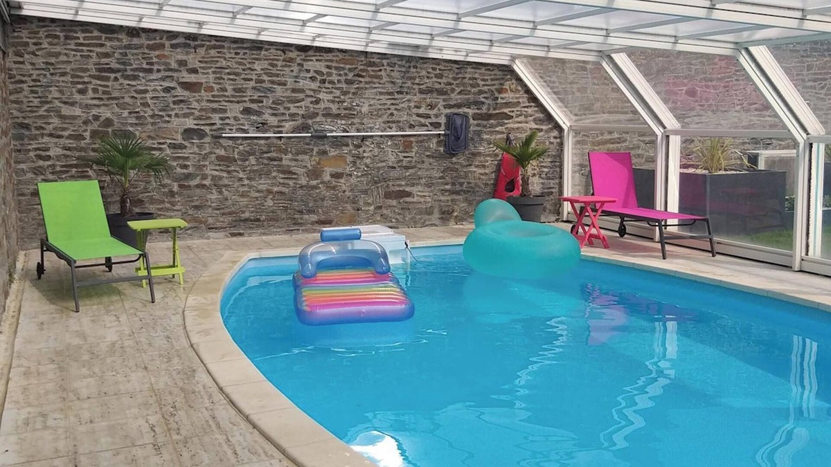 Pontorson House | Homerez - House Pontorson, pool.