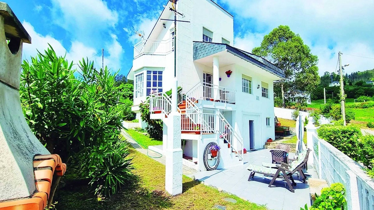 Faro House | Homerez - House Viveiro, sea view.