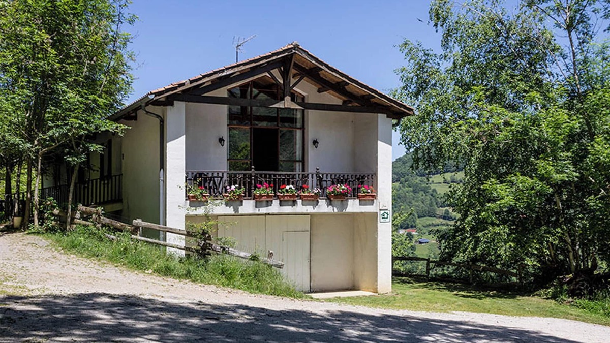 Valcarlos House | Homerez - Large house in Gaindola