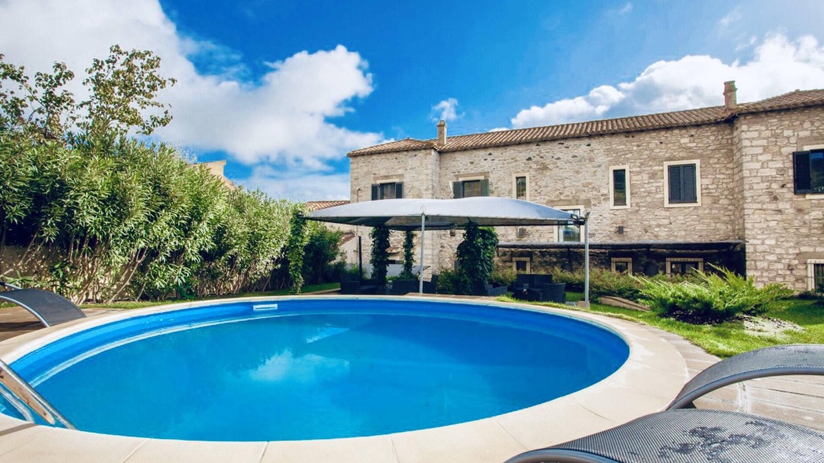 Gesturi Other | Homerez - Large manor With swimming pool
