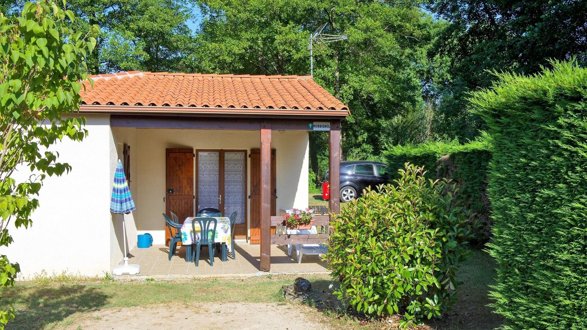 Estang House | Homerez - Nice house for 4 ppl. with shared pool and terrace at Estang