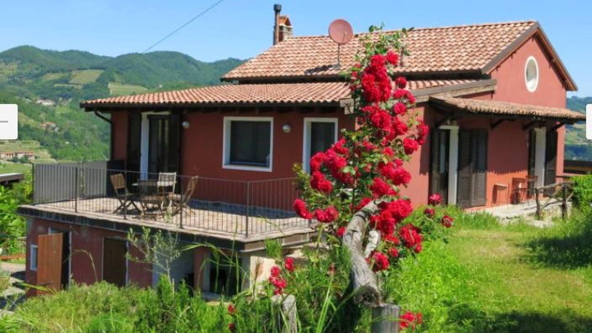 Vesime House | Homerez - Nice house for 4 ppl. with shared pool, terrace and balcony at Vesime