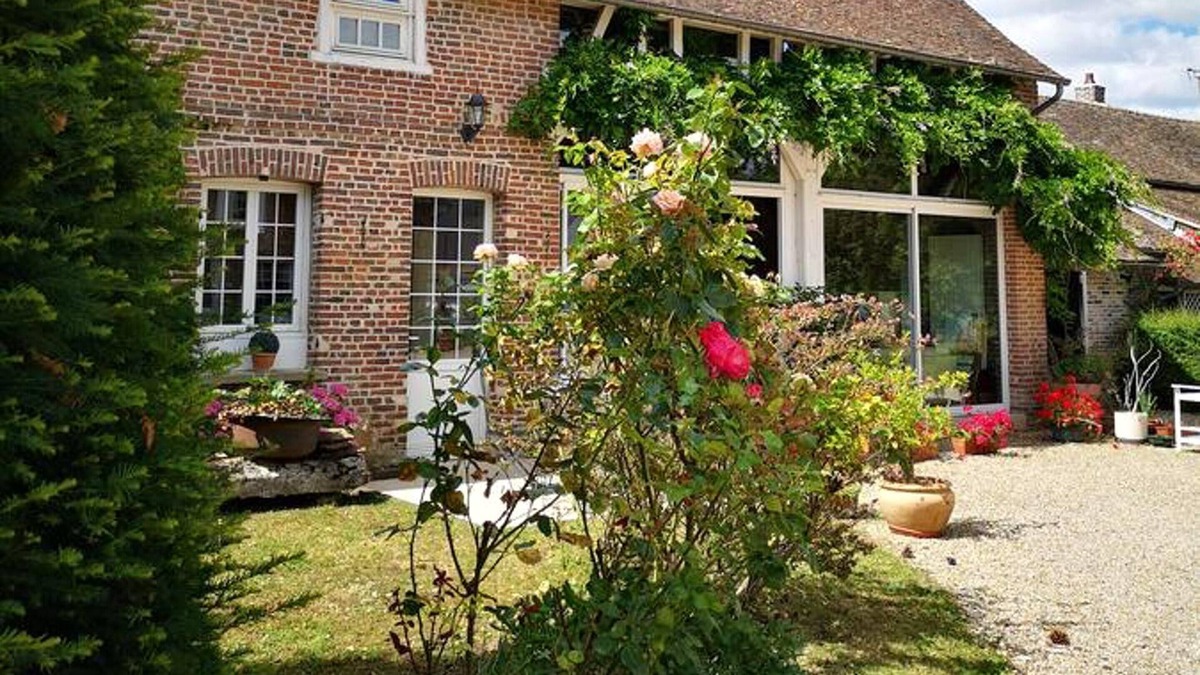 Le Vaudreuil House | Homerez - Nice house for 6 ppl. with garden and terrace at Le Vaudreuil