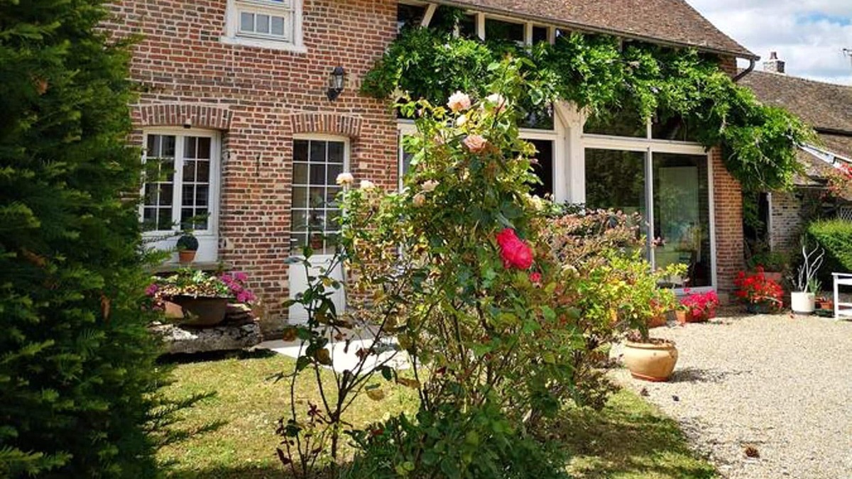 Le Vaudreuil House | Homerez - Nice house for 6 ppl. with garden and terrace at Le Vaudreuil