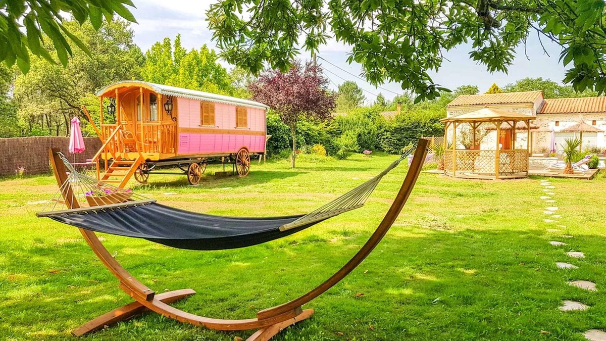 Bussac-Foret House | Homerez - Nice property for 2 ppl. with shared pool and garden at Bussac-Forêt