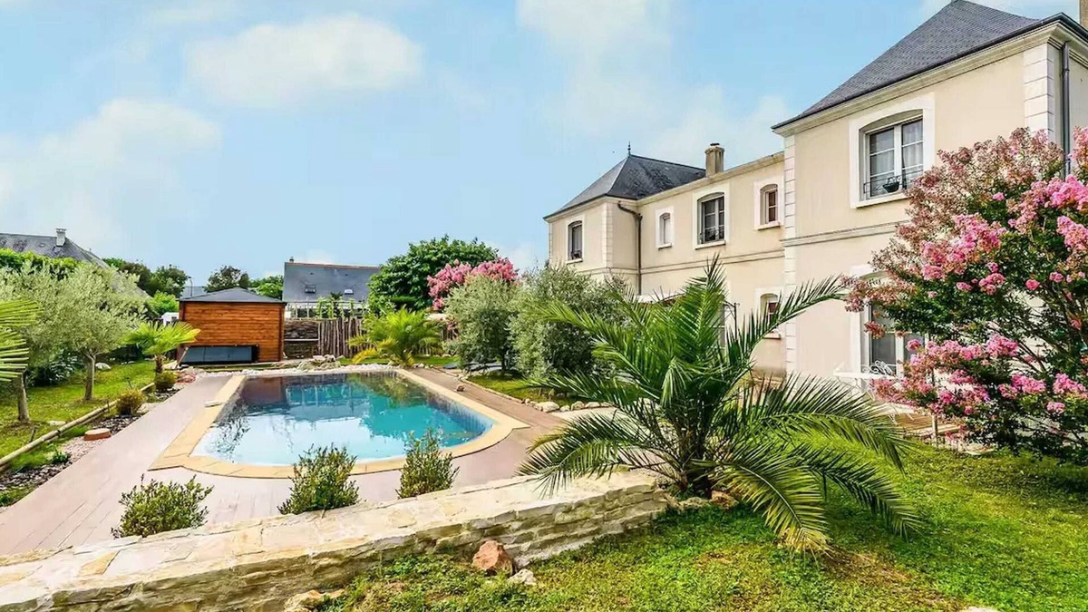 Saint-Cyr-sur-Loire Villa | Homerez - Refined Villa in Saint-Cyr-sur-Loire with Private Pool