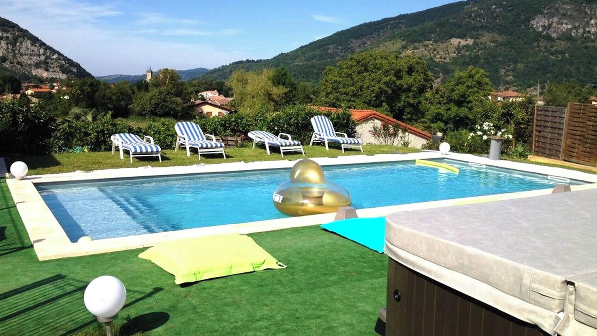 Foix Villa | Homerez - Refined Villa in Foix with Private Pool and Jacuzzi