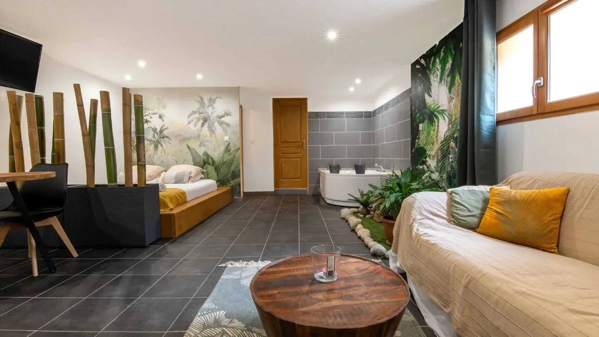 Baixas Apartment | Homerez - Romantic Studio in Baixas with Jacuzzi - 35m²