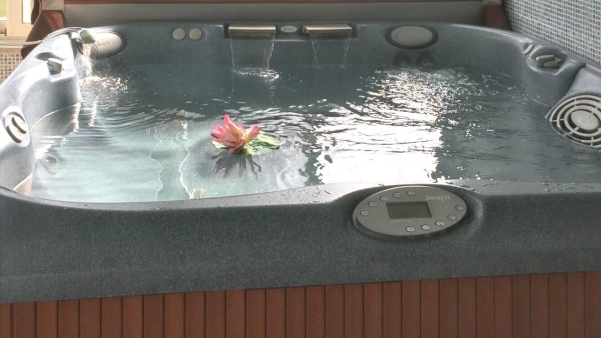 Montenero di Bisaccia House | Homerez - Sophisticated House in Montenero + Jacuzzi