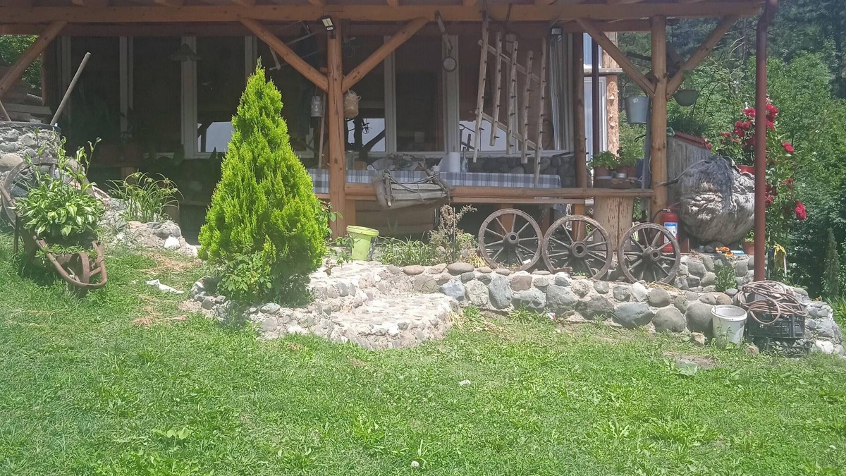 Vozuca House | Homerez - Spacious and Charming House in Vozuća with Large Garden