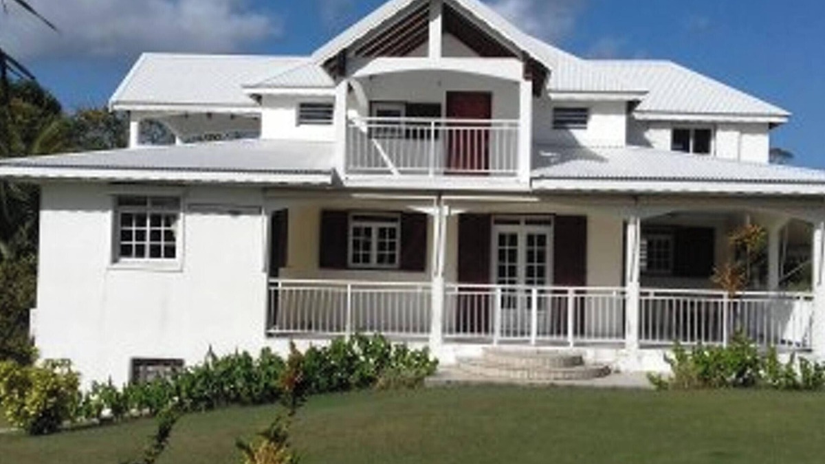 Petit-Canal Apartment | Homerez - Spacious Apartment in Petit-Canal with Balcony
